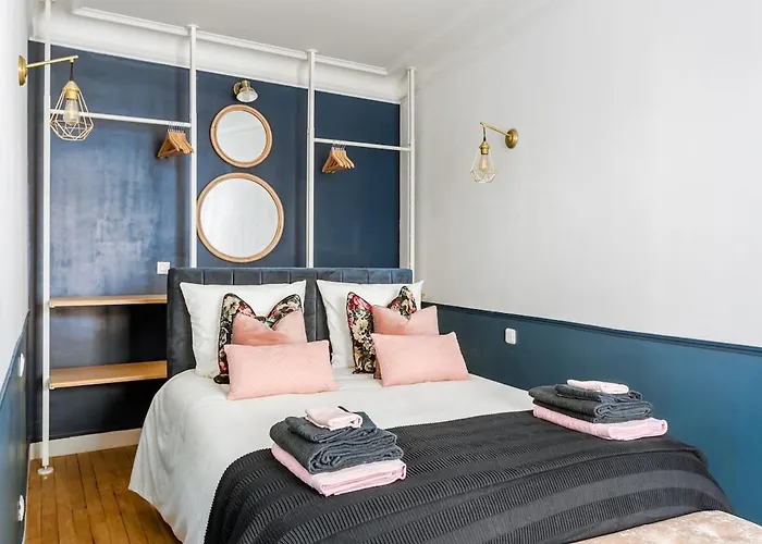 V3 Vibrant Luxurious Steps From Trocadero Paris