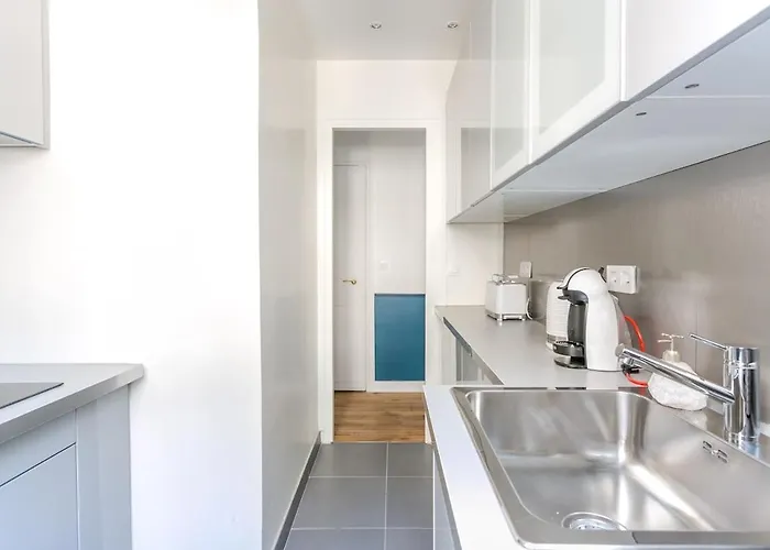 V3 Vibrant Luxurious Steps From Trocadero Apartment