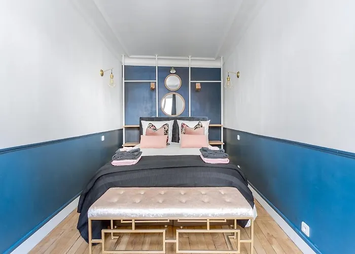 V3 Vibrant Luxurious Steps From Trocadero Apartment Paris