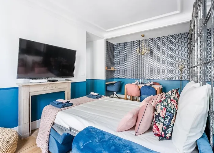 V3 Vibrant Luxurious Steps From Trocadero Apartment