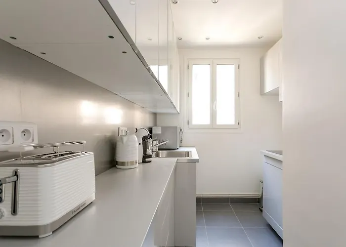 V3 Vibrant Luxurious Steps From Trocadero *