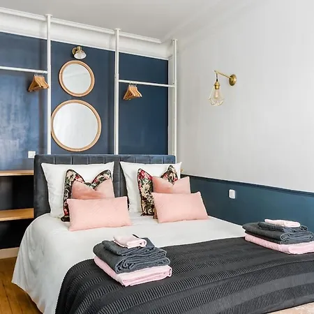 V3 Vibrant Luxurious Steps From Trocadero Paris
