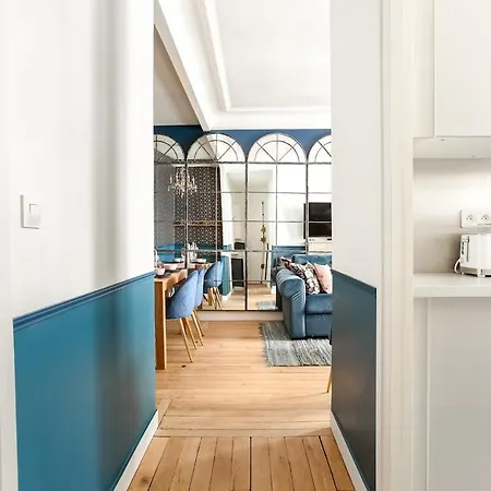V3 Vibrant Luxurious Steps From Trocadero